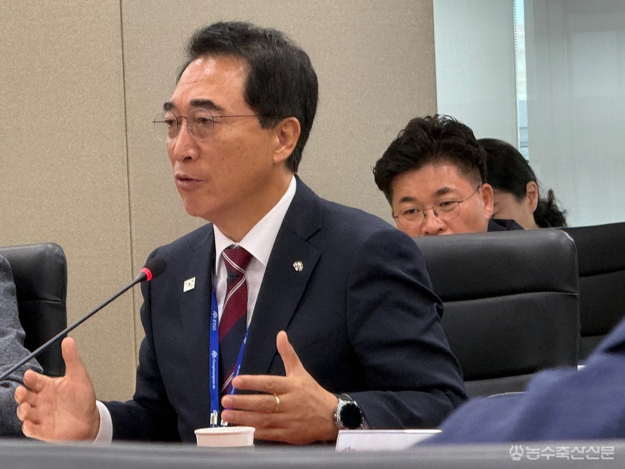 박수현 충남도지사가 14일 도청에서 열린 제1차 실국원장회의에서 국제밤산업박람회를 노령 밤나무 교체와 토양 개선, 후계인력 육성 등 충남 밤 산업의 구조를 전환하는 계기로 만들어야 한다고 주문하고 있다.