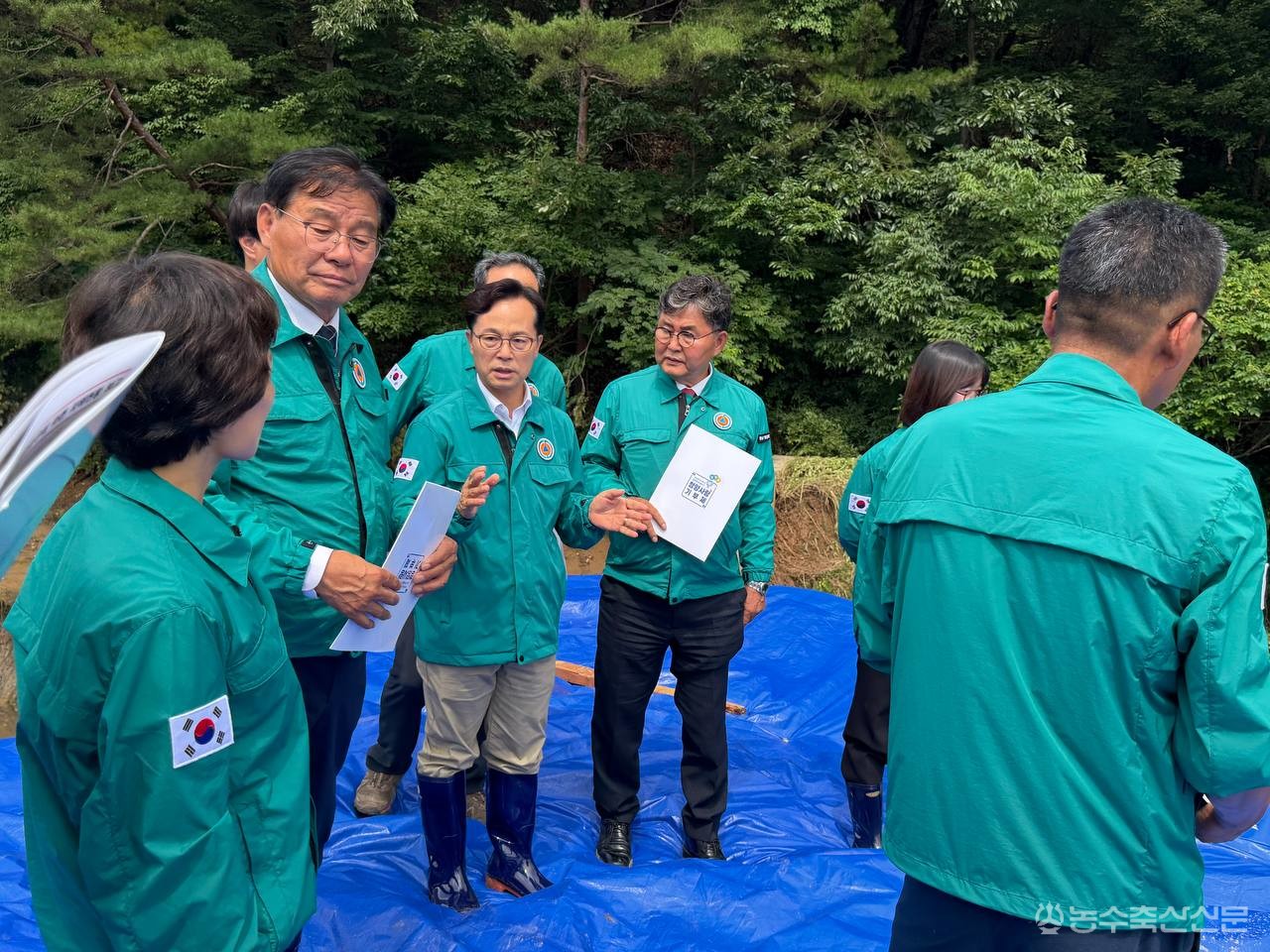 윤용근 의원이 청양 목면 무술저수지 제방 붕괴 현장을 찾아 피해 상황과 복구 대책을 점검하고 있다.