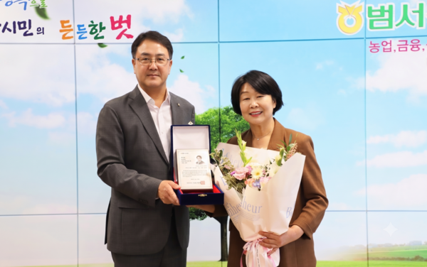김숙희 범서농협 조합장(오른쪽)이 지난 14일 이종삼 농협중앙회 울산본부장(왼쪽)으로부터 ‘새로운 울산농협 조합장상’을 받은 뒤 기념촬영을 하고 있다.