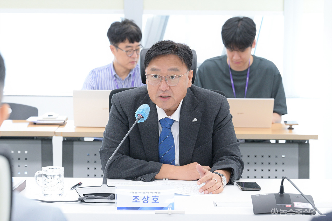 조상호 세종특별자치시장이 14일 시청 집현실에서 열린 간부회의에서 실국별 핵심과제 발굴과 100일간의 시정운영실천계획 수립을 주문하고 있다.