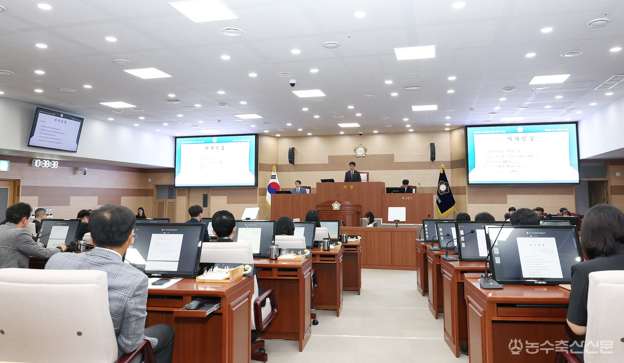 아산시의회가 14일 제266회 임시회 제1차 본회의를 열고 16일간의 회기 일정에 들어갔다.