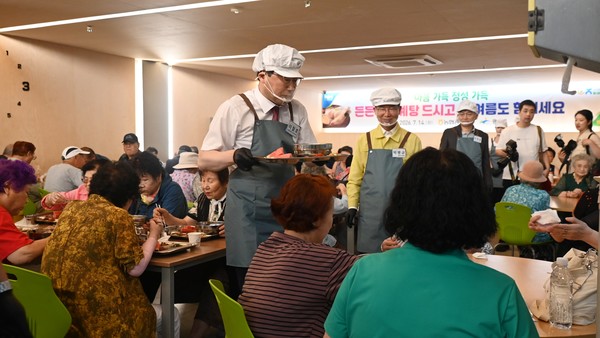 이철호 본부장(좌측)이 박병규 광산구청장(가운데)과 함께 삼계탕 배식을 하고 있다.