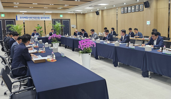 전국배합사료가공조합업무협의회는 지난 14일 협의회를 갖고 사료가격 안정 대책 등 축산농가의 생산비 부담을 최소화할 방안에 대해 논의했다.