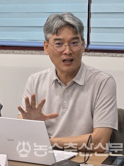 엄길운 제 3대 한국돼지수의사회 회장이 지난 14일 대한수의사회에서 취임 후 첫 기자간담회 도중 질문에 답하고 있다.