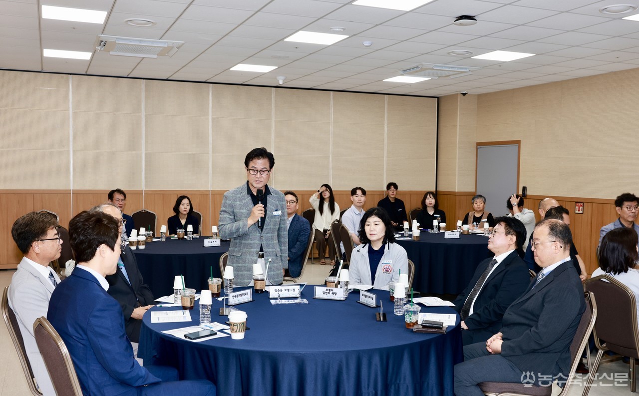 감사의 인사를 전하고 있는 엄승용 보령시장&nbsp;