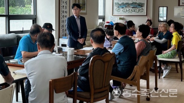 아름동이 범지기마을 경로당을 순회 방문하며 어르신들에게 방역물품을 전달하고 현장 애로사항을 청취하고 있다.