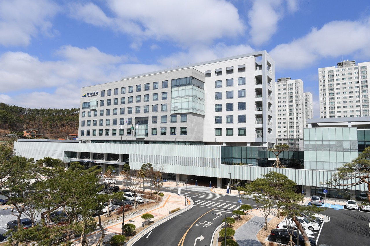 예산군청사 전경.&nbsp;예산군이 수해복구와 민생 현안 대응을 위해 1조477억 원 규모의 제1회 추가경정예산안을 편성했다.