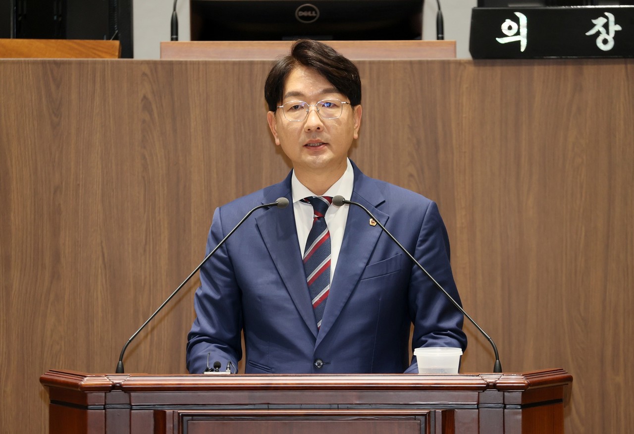 구형서 충남도의원.&nbsp;충남도의회가 제370회 임시회에서 스마트경로당 조례화와 모바일 의정지원 서비스 도입 등 AI 기반 복지·의정 혁신에 나섰다.
