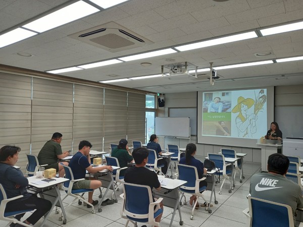 청년농업인 스마트창농 교육하는 모습