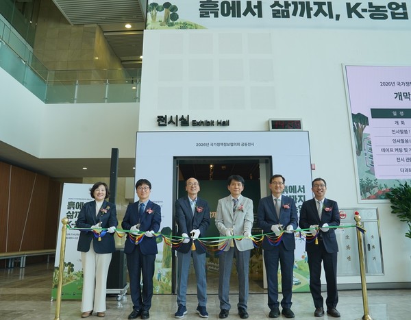 ‘흙에서 삶까지, 케이(K)-농업’&nbsp; 개막식에 참석한 내비들이 테이프커팅을 하고 있다。