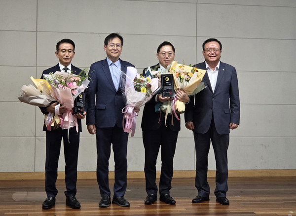 사진 왼쪽부터 홍성표 송파농협 조합장, 조상태 서울농업기술센터 소장, 맹석인 농협서울본부장, 안용승 남서울농협 조합장