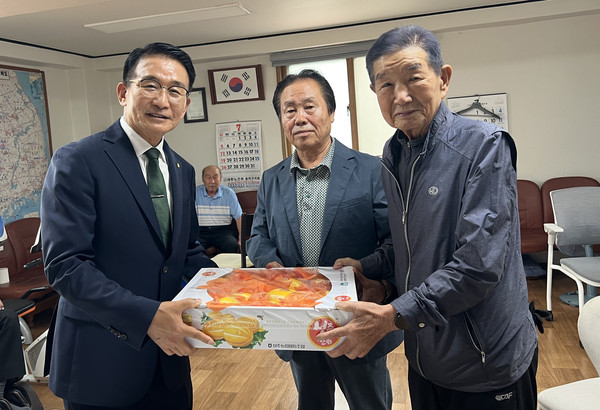 홍성표 조합장(왼쪽 첫 번째)이 송파구 관내 경로당과 마을회관을 찾아 여름 제철 과일을 전달하고 있다.