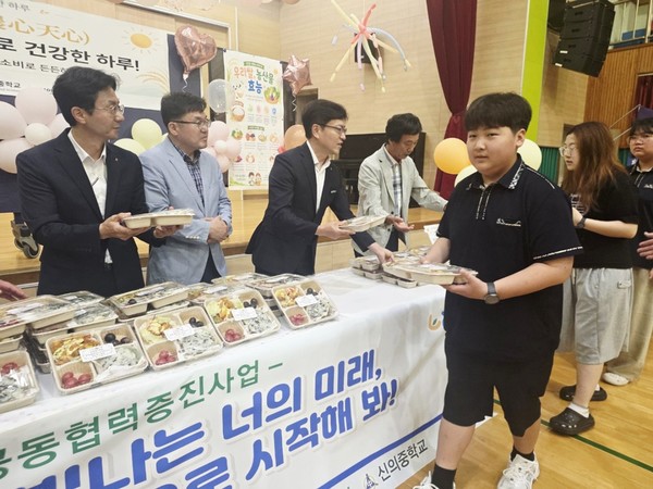 우리 쌀을 활용한 밥버거샐러드, 인절미, 음료 등 성장기 학생들에게 영양 간편식을 나눠주고 있는 모습