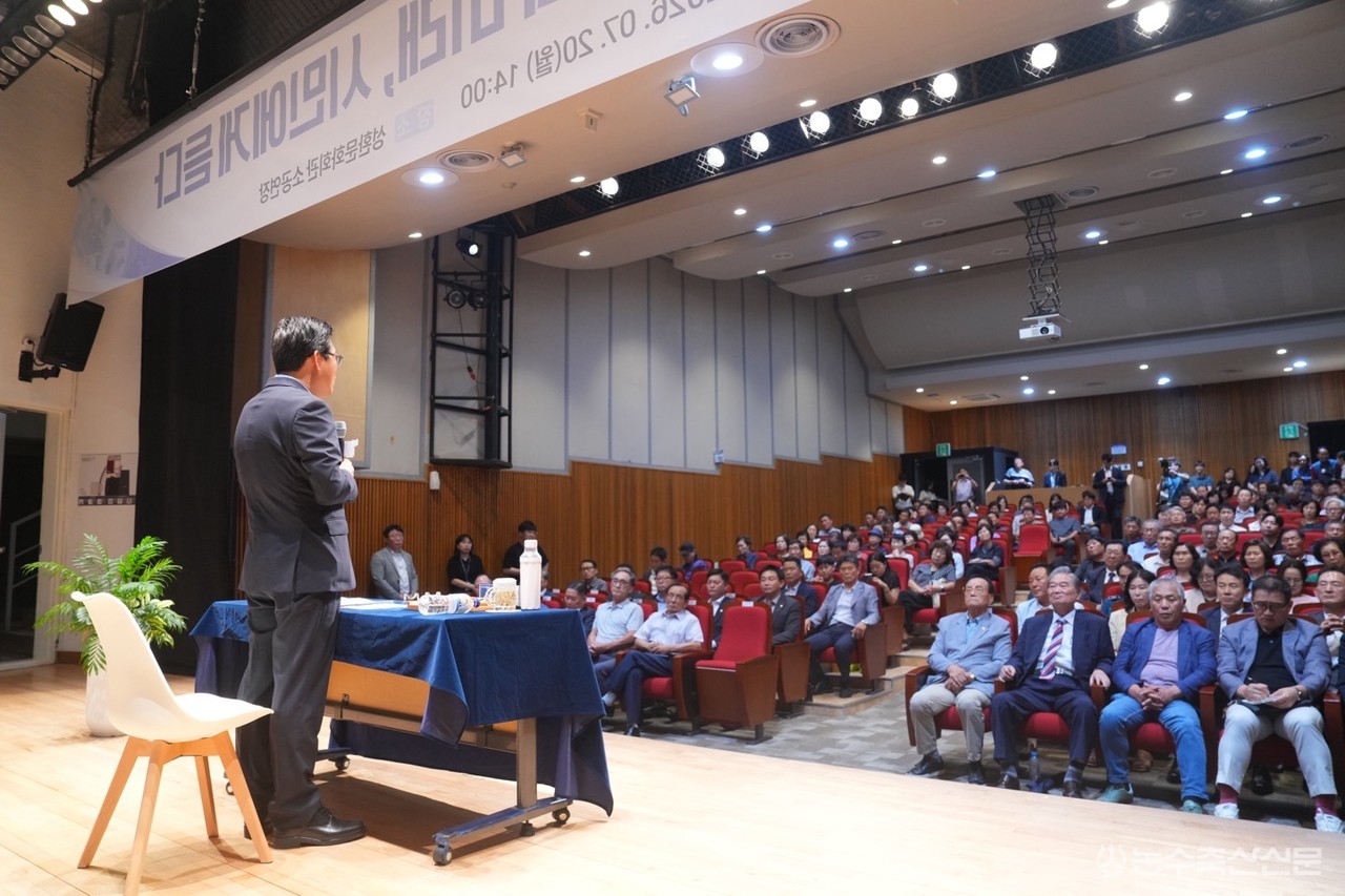 장기수 천안시장이 성환문화회관 소공연장에서 열린 시민과의 대화에서 성환읍·직산읍 주민들의 질문을 듣고 답변하고 있다.