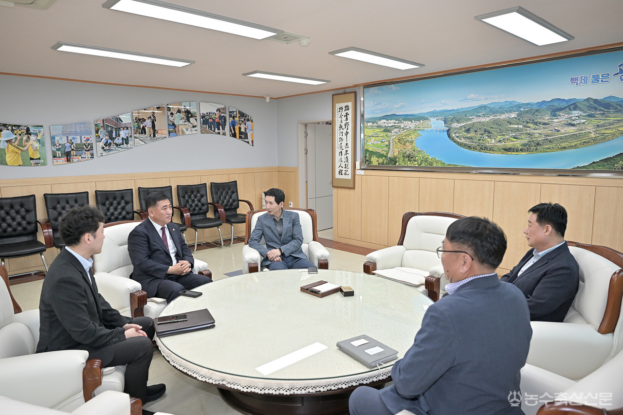 이범수 공주시의회 의장이 공주교육지원청을 방문해 제10대 공주시의회 전반기 의정활동 방향을 공유하고 협조를 당부하고 있다.