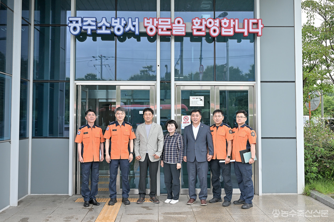 이범수 공주시의회 의장이 공주소방서를 방문해 제10대 공주시의회 전반기 의정활동 방향을 공유하고 협조를 당부하고 있다.