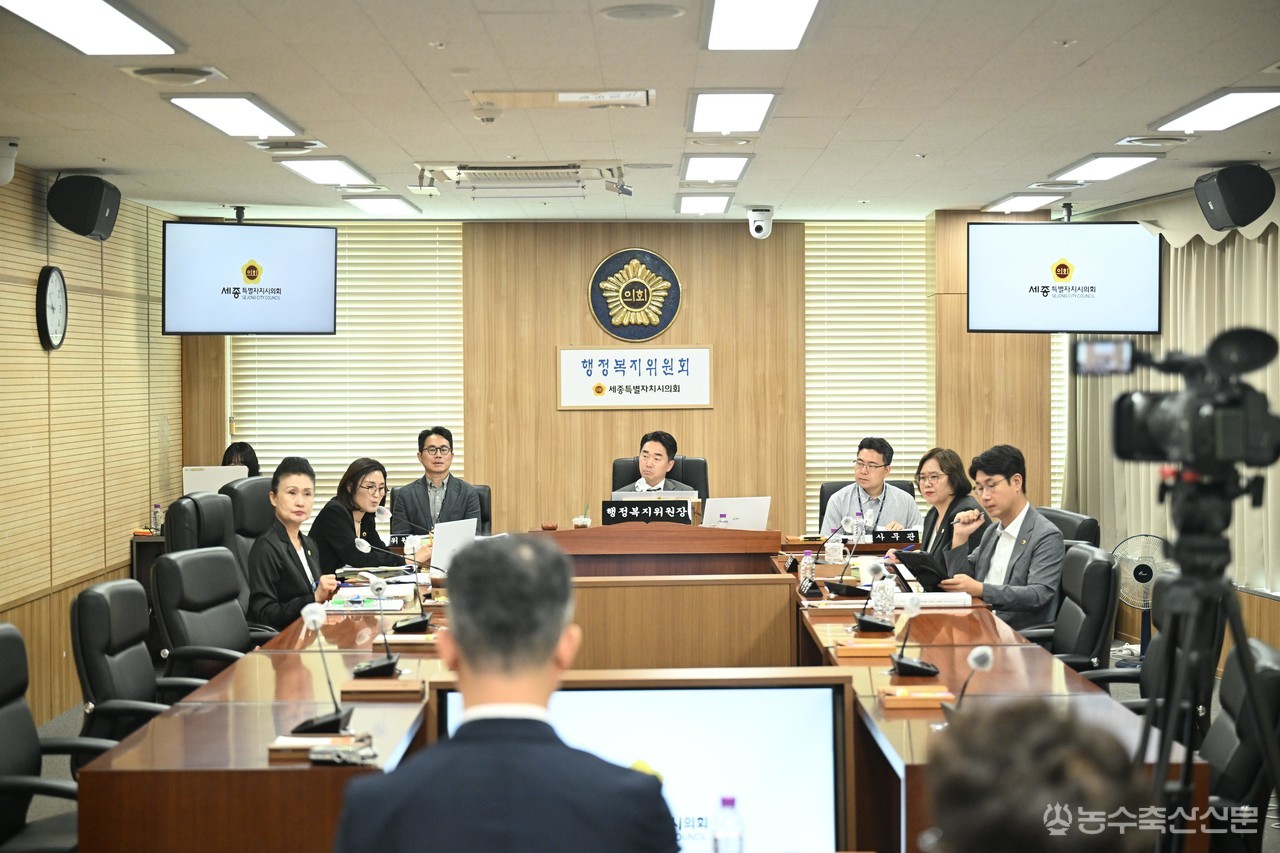 세종시의회 행정복지위원회가 제108회 임시회 기간 중 민선 5기 집행부의 주요업무 추진상황을 보고받고 있다.