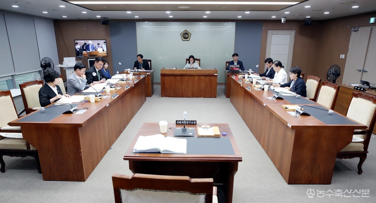 충남도의회 보건복지환경위원회가 제370회 임시회 제3차 회의를 열고 산림자원연구소와 환경산림국 소관 주요업무 추진상황을 보고받고 있다.