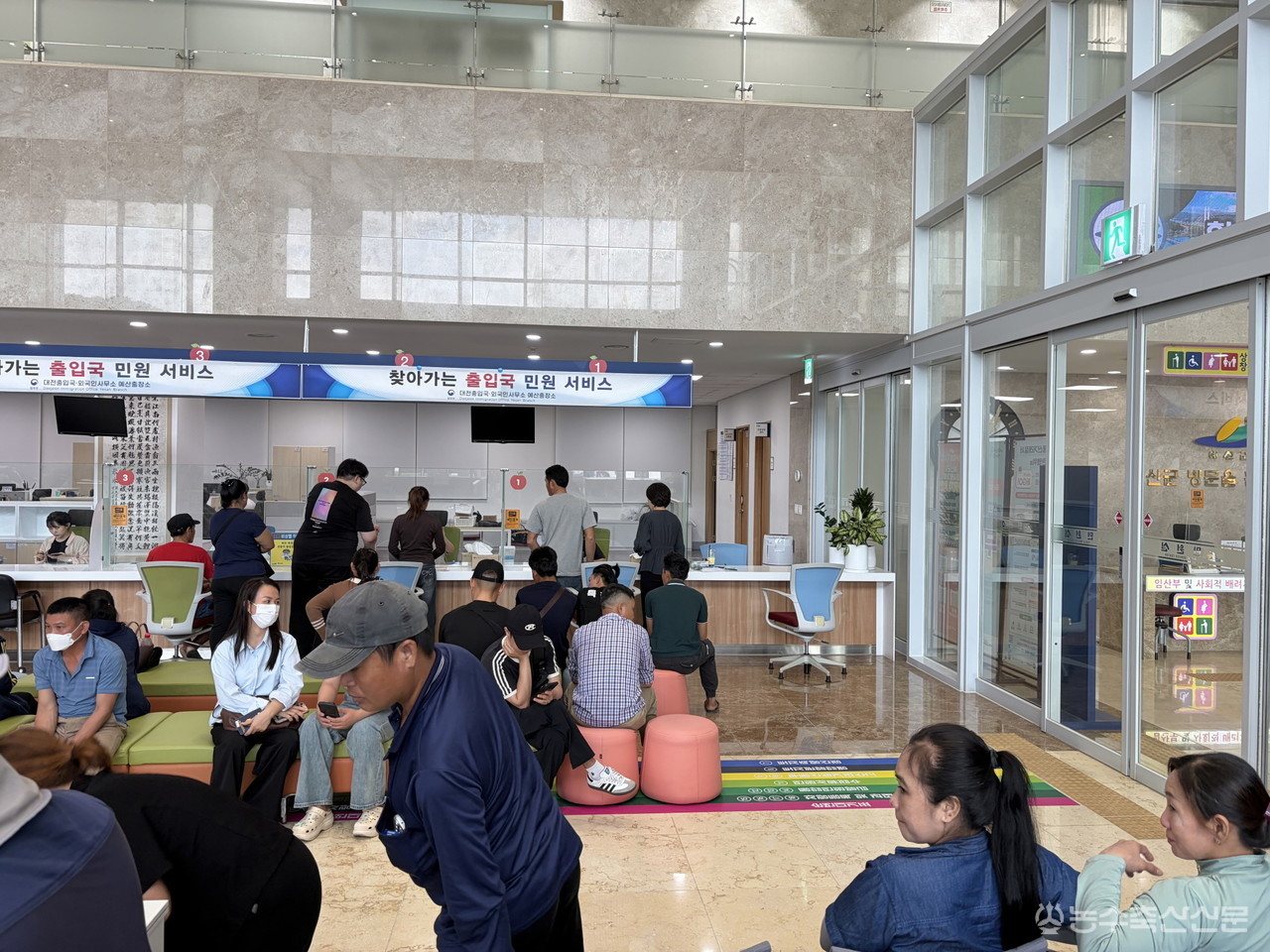 사진설명: 예산군이 군청 민원실에서 외국인계절근로자를 대상으로 찾아가는 출입국 민원서비스를 운영하고 있다.