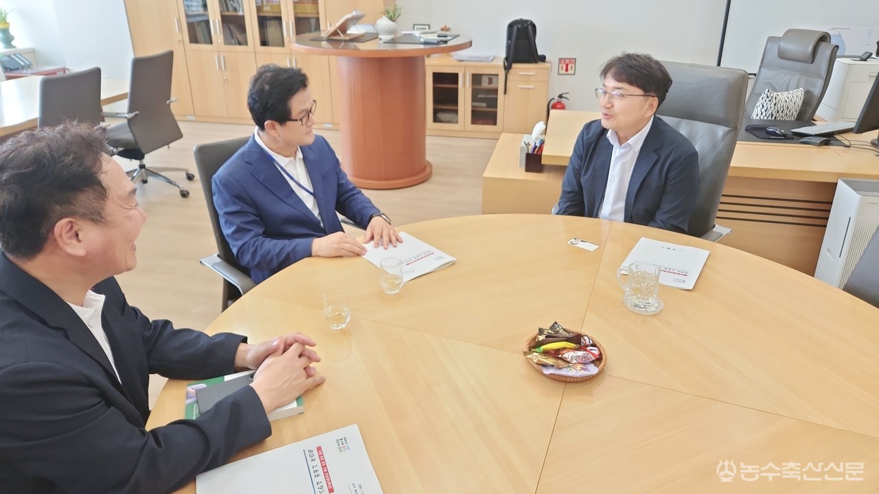 엄승용 보령시장이 행정안전부를 방문해 보령시 재해예방과 생활안전 관련 특별교부세 사업을 건의하고 있다.