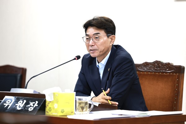 류기준 농수산위원장이 질의하는 모습