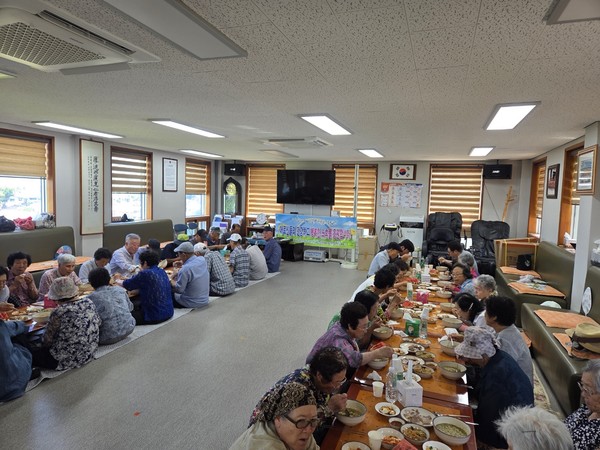 애월농협이 결로당 어르신들에게 전복죽 대접하는 모습