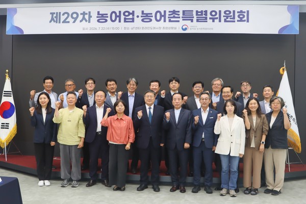 농어업·농어촌특별위원회 위원들이 본회의 후 기념촬영을 하고 있다.