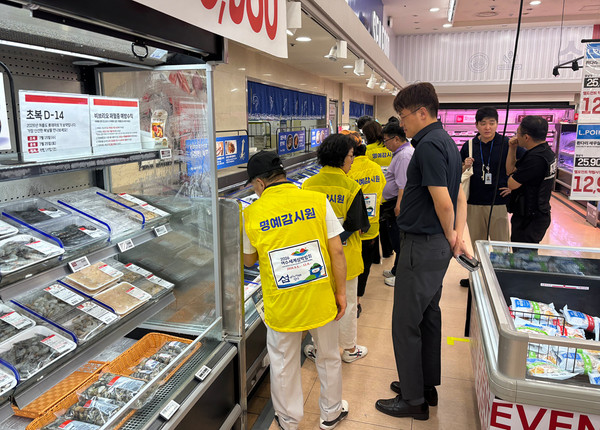 여수시, 여름철 수산물 원산지 표시 특별점검 실시하는 모습
