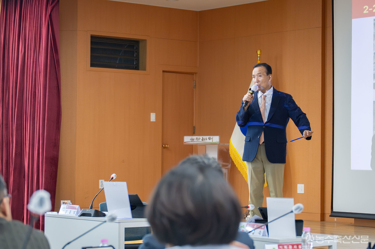 김홍열 청양군수가 지난 23일 열린 민선9기 주요 현안업무보고회에서 군정 방향과 핵심 공약 구상을 설명하고 있다.