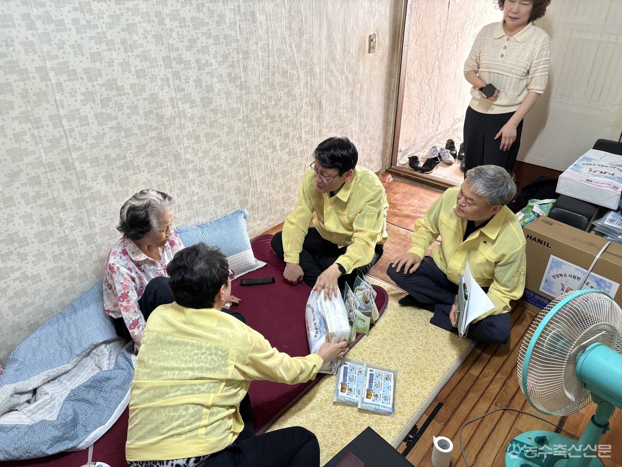 홍종완 충남도 행정부지사와 천안시 관계자들이 24일 천안시 봉명동 쪽방촌의 한 취약가구를 방문해 냉방용품과 폭염 대응 물품을 전달하고 주민의 애로사항을 듣고 있다.