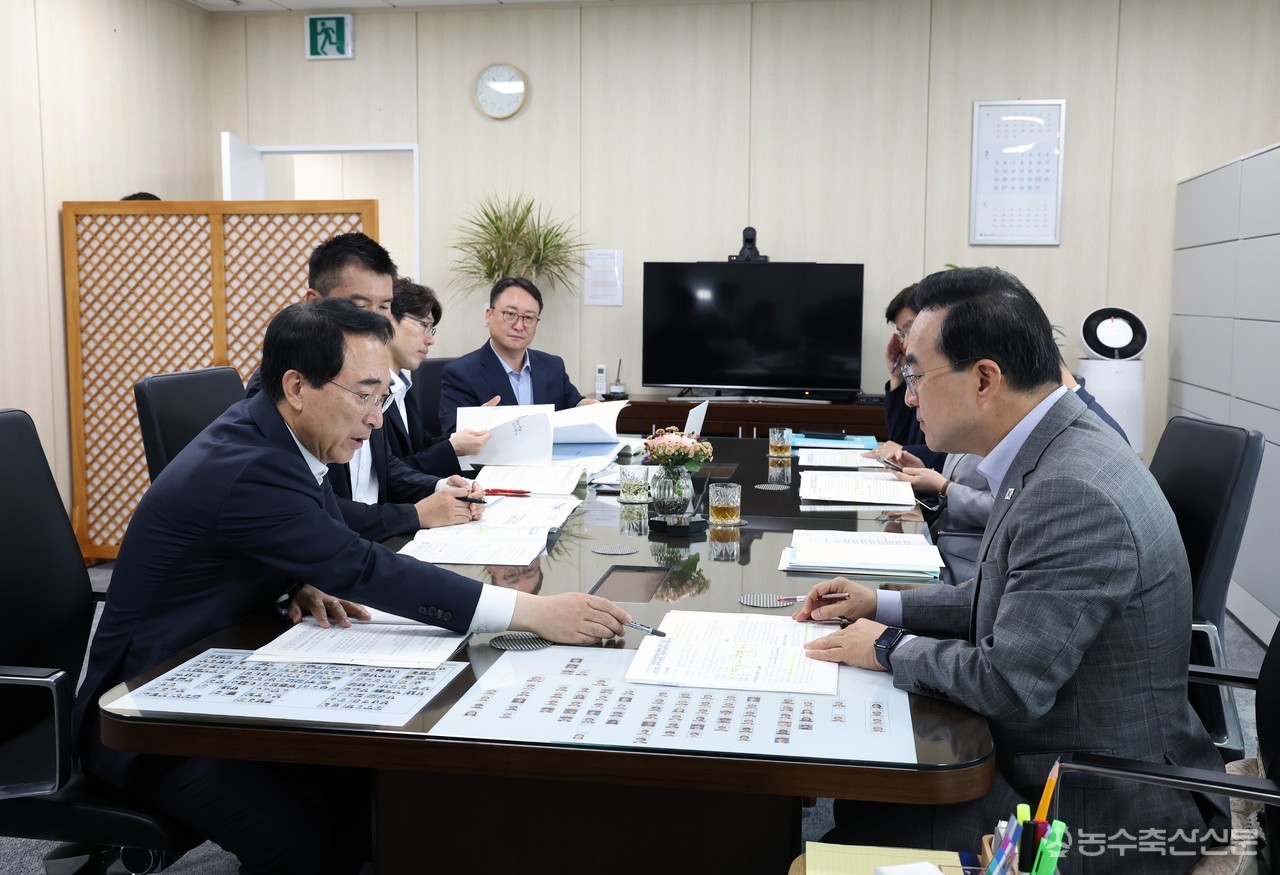박수현 충남도지사가 24일 정부서울청사에서 박홍근 기획예산처 장관과 면담하고 충남 주요 현안의 정부예산 반영을 건의하고 있다.