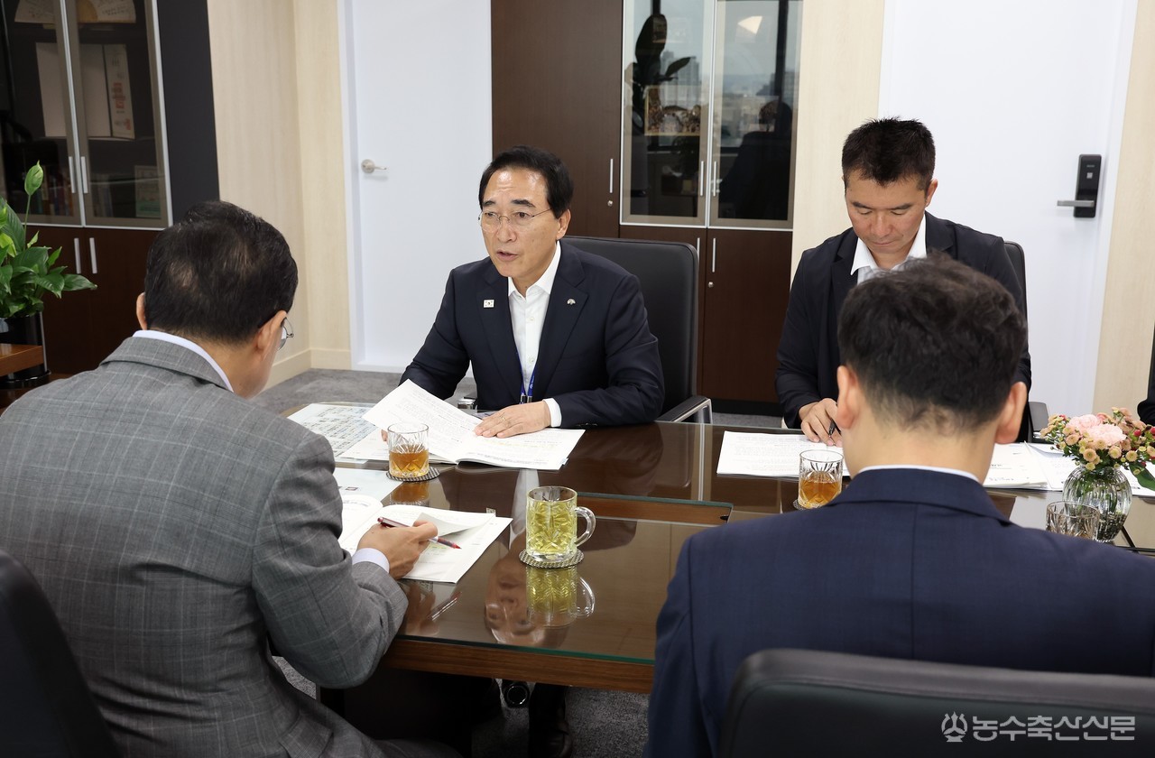 박수현 충남도지사가 국토교통부 관계자와 면담하고 충남 교통망 확충과 공공기관 이전 현안을 설명하고 있다.