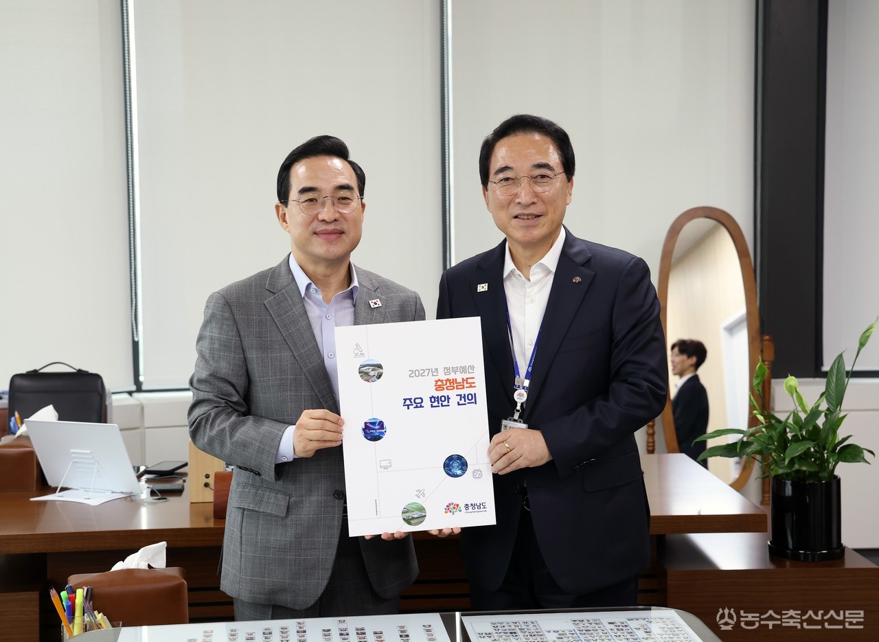  박수현 충남도지사는 24일 정부서울청사에서 열린 ‘기획예산처 장관-시도지사 간담회’에 참석해 박홍근 기획예산처 장관을 만나 주요 도정 현안의 예산 반영과 예비타당성조사 통과를 건의했다.