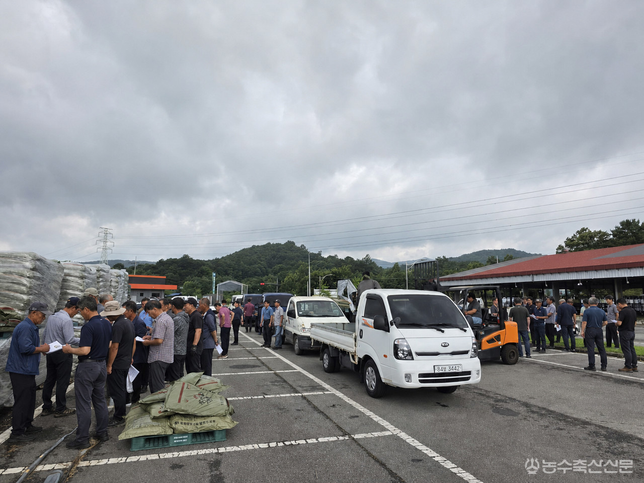 공주시가 세종공주축협 우시장에서 공주알밤한우 참여 농가를 대상으로 전용 EM발효 조사료를 시범 배포하고 있다.