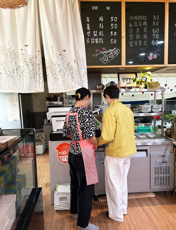 보성군이 여름 휴가철 관광지 주변 음식점을 대상으로 농축수산물 원산지 표시 합동단속을 펴는 모습