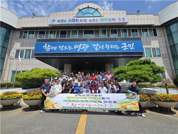 영광군농업기술센터 3층 강의실에서 모용원 대펴로부터&nbsp; 특별강연 후 단체 기념촬영 모습