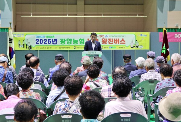 허순구 조합장이 왕진버스 운영에 앞서 인사말하는 모습