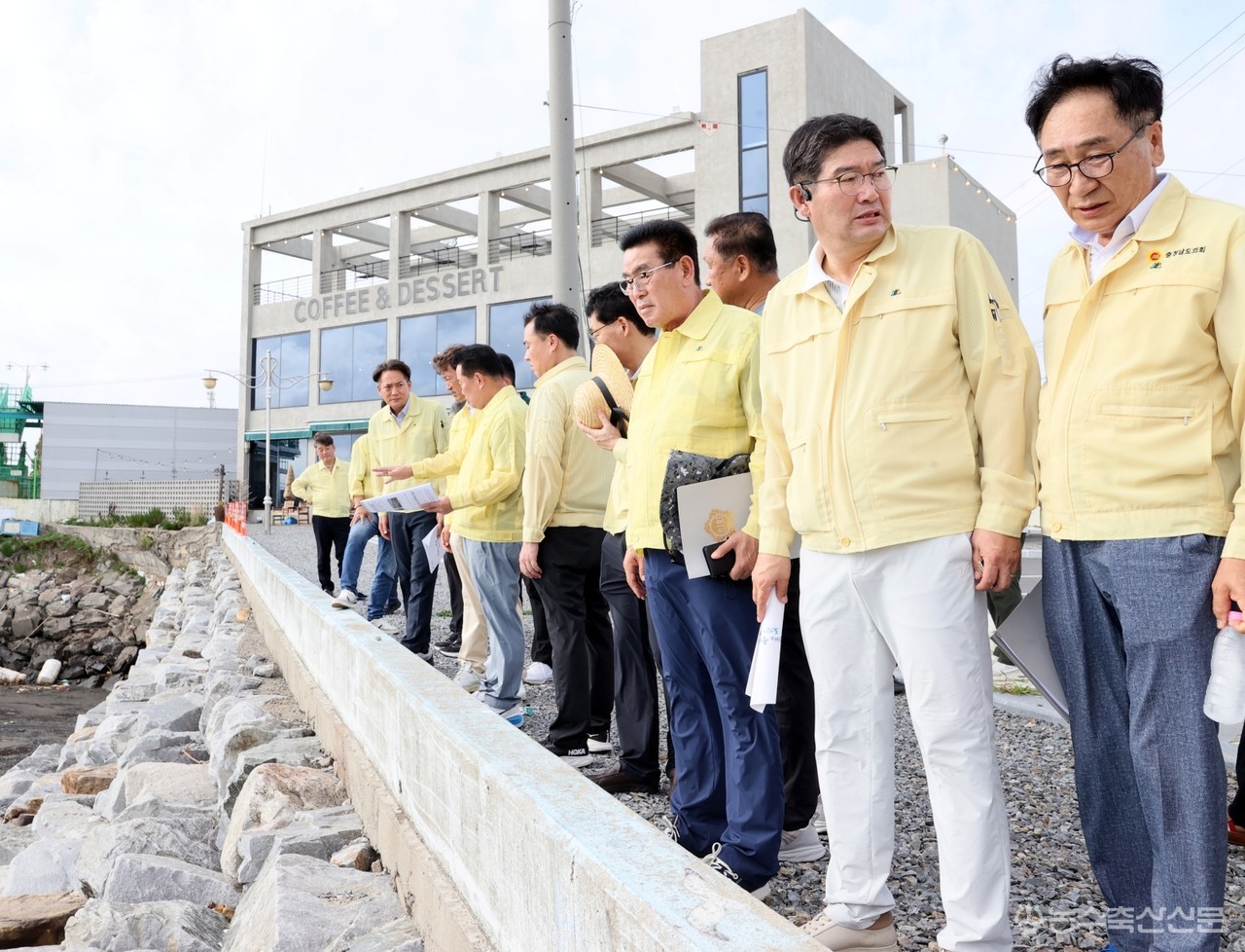 충남도의회 농수산해양위원회가 지난 28일 서산 AB지구 천수만 양식장 현장을 찾아 부유물과 악취 발생 상황을 점검하고 있다.