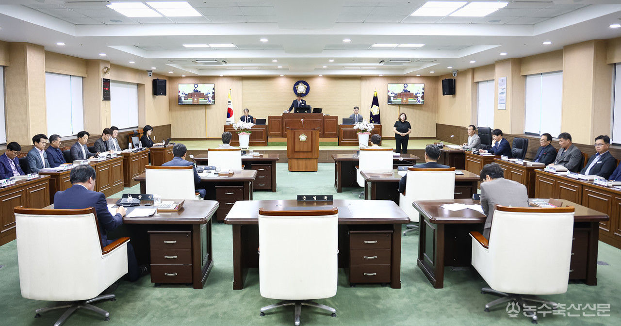 청양군의회가 28일 제320회 임시회 제6차 본회의를 열고 행정사무감사 기간 결정과 조례안 등 주요 안건을 처리하고 있다.
