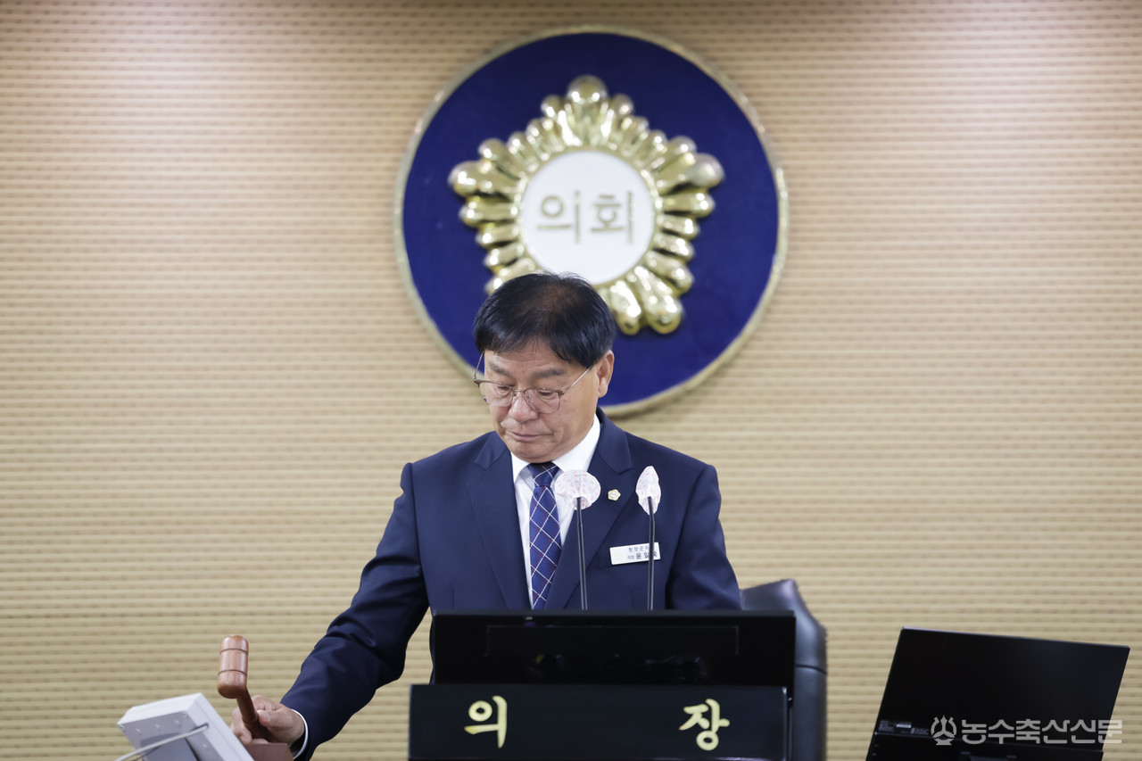 윤일묵 청양군의회 의장이 28일 제320회 임시회 제6차 본회의에서 의사봉을 두드리고 있다.