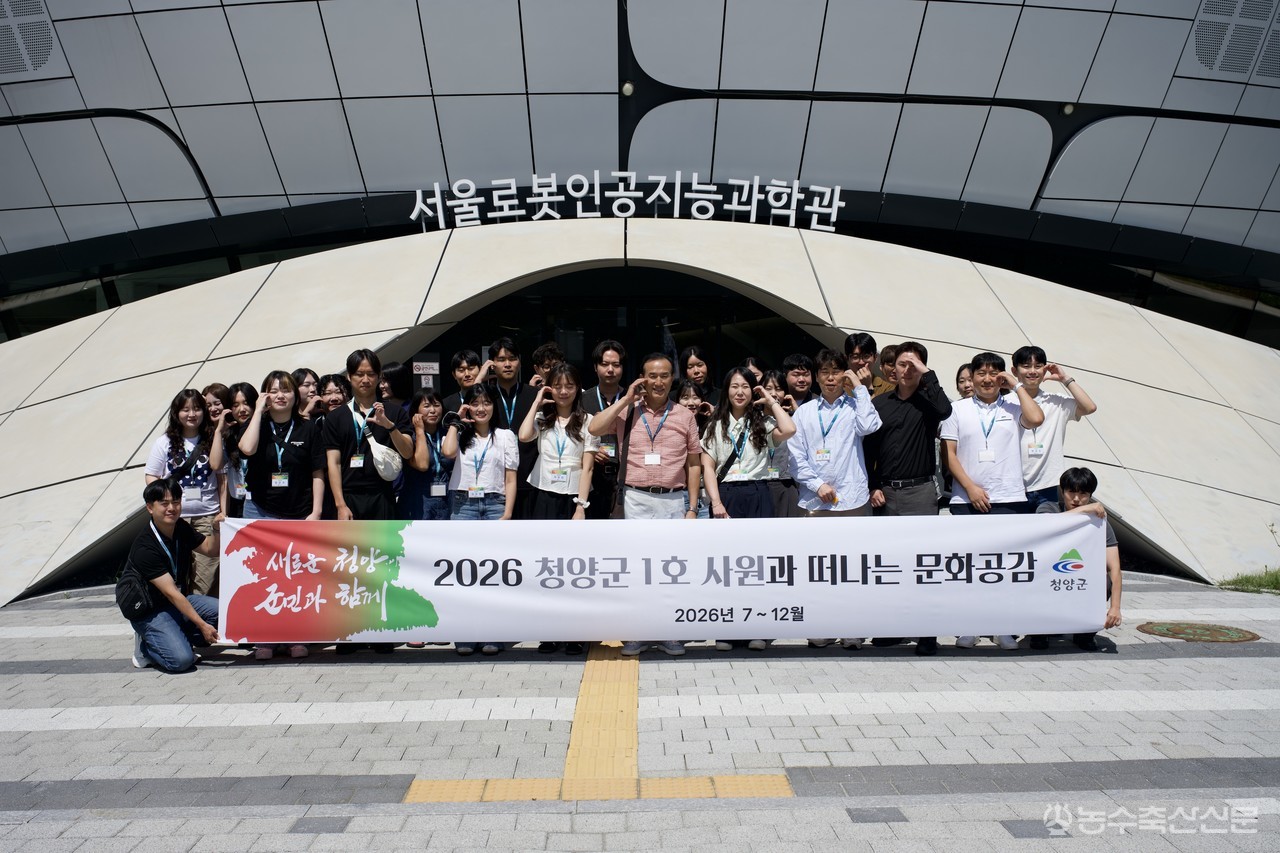 김홍열 청양군수와 직원들이 ‘청양군 1호 사원과 떠나는 문화공감’ 프로그램의 일환으로 선진 문화공간을 둘러보고 있다.