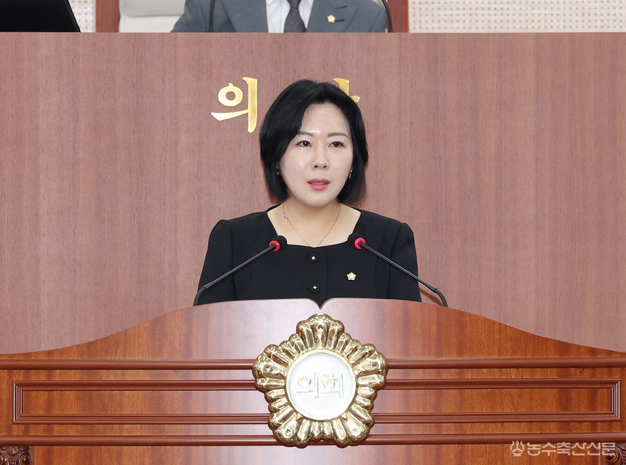김은아 아산시의원이 제266회 임시회 제2차 본회의에서 아산시 재정운용 방향을 주제로 5분 자유발언을 하고 있다