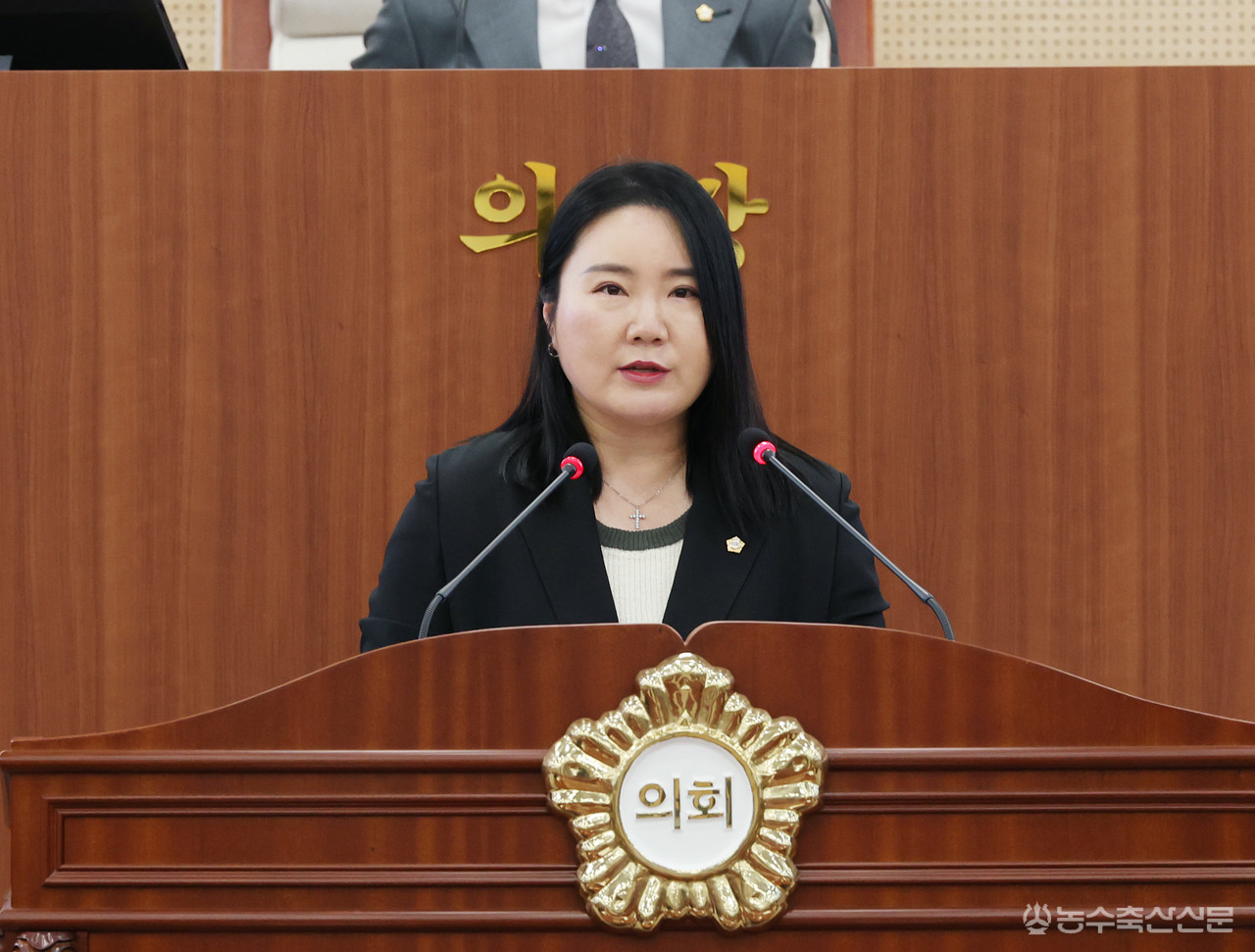 위민경 아산시의원이 제266회 임시회 제2차 본회의에서 신축아파트 보육 공백 해소 방안을 주제로 5분 자유발언을 하고 있다.