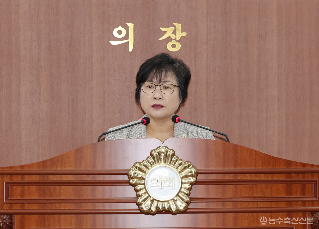 정란홍 아산시의원이 제266회 임시회 제2차 본회의에서 심야시간 소아의료 공백 해소 방안을 주제로 5분 자유발언을 하고 있다.