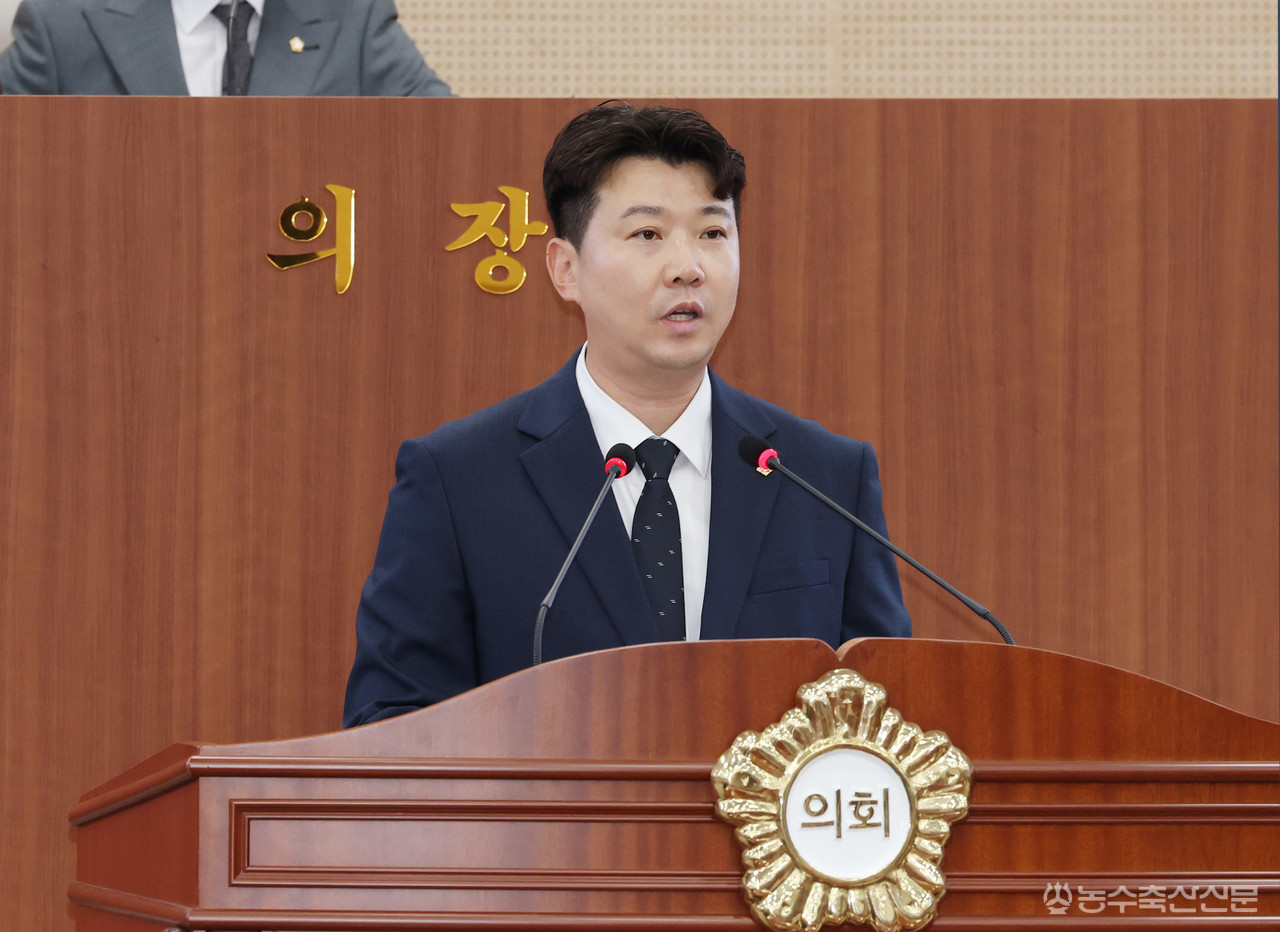 전준범 아산시의원이 제266회 임시회 제2차 본회의에서 반복되는 수해 대응 체계 개선을 주제로 5분 자유발언을 하고 있다.
