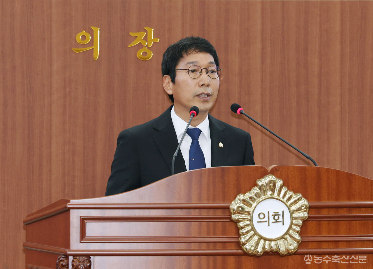 유수영 아산시의원이 제266회 임시회 제2차 본회의에서 기업유치 전담체계 구축 필요성을 주제로 5분 자유발언을 하고 있다.