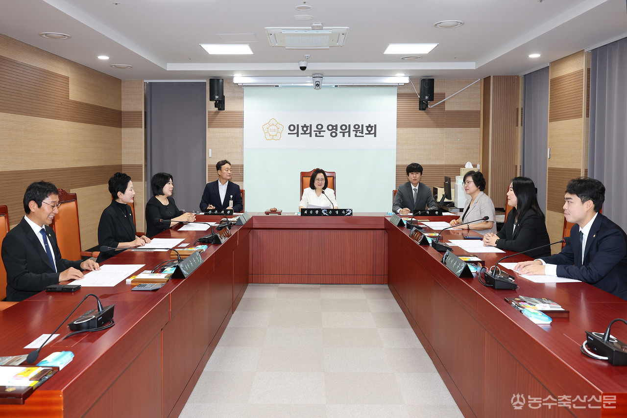 아산시의회 의회운영위원회가 29일 제2차 회의를 열고 입법고문 위촉 추천의 건을 심사하고 있다.