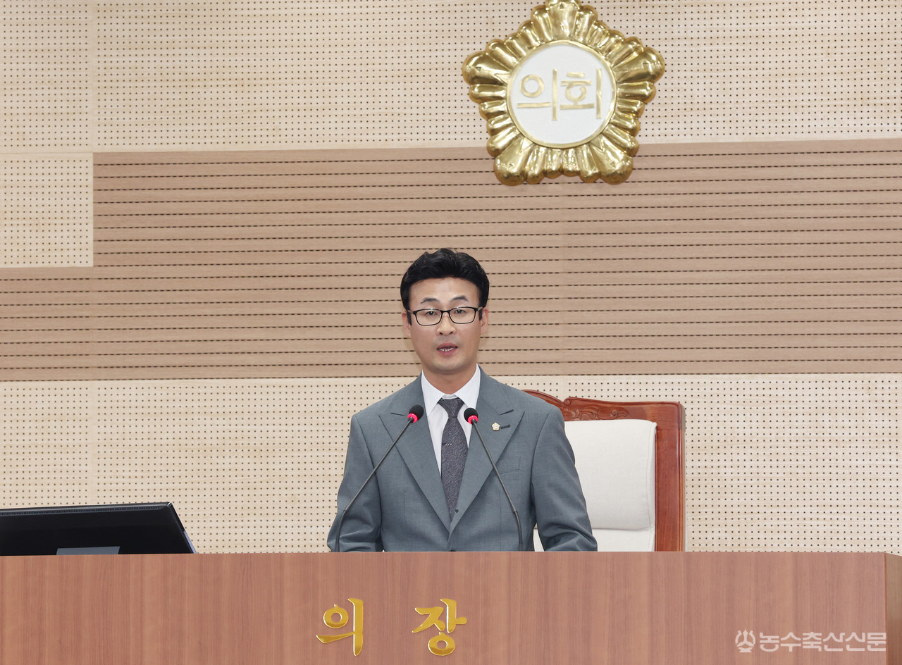 폐회사를 하고 있는 안정근 의장