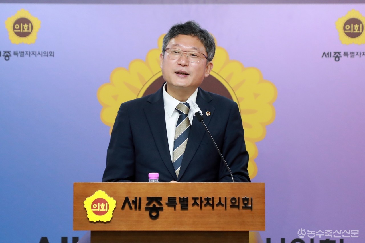 안신일 세종시의회 의장이 29일 시의회 1층 대회의실에서 열린 제5기 의정모니터 위촉식 및 오리엔테이션에서 인사말을 하고 있다.