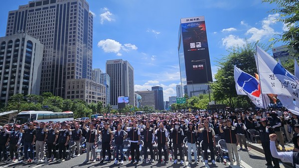 전국금융산업노동조합 NH농협지부가 지난 29일 서울 광화문 동화면세점 앞에서 개최한 ‘농협본사 지방이전 저지 결의대회’ 모습.